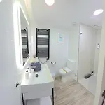 Modern Living Miramar Ii Elegant 3 Bedroom In Center Walking Distance To The Trainstation And The Beaches By Namaste Elite Lägenhet