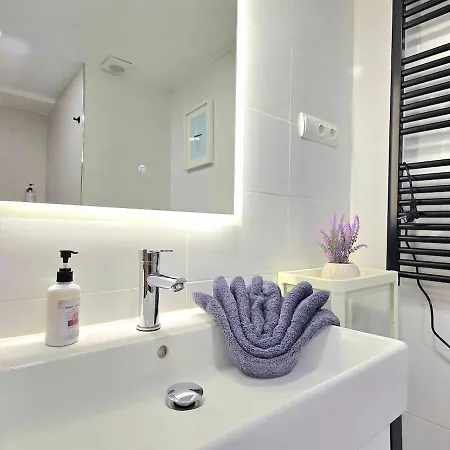 Modern Living Miramar Ii Elegant 3 Bedroom In Center Walking Distance To The Trainstation And The Beaches By Namaste Elite 아파트